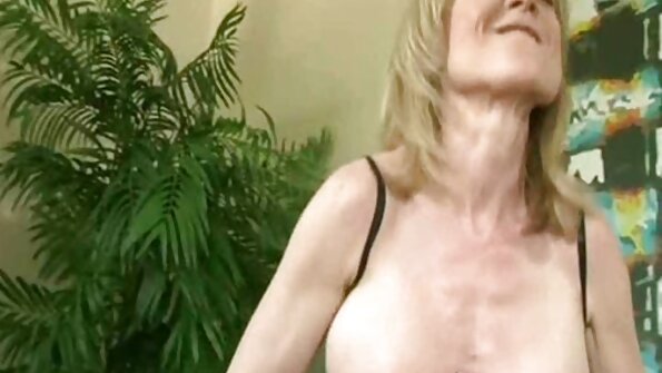 Un adolescent spune că poate ajuta MILF și fiica ei vitregă
