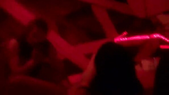 Secretara cu părul verde joacă împreună cu șefa transexuală