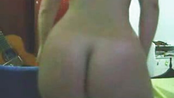 Adolescentul anal de deasupra are o pereche superbă de sâni naturale