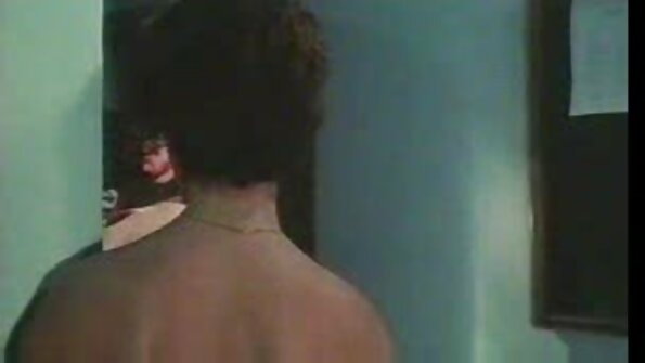 Lesbiene tinere cu țâțe drăguțe mănâncă păsărică într-un 69