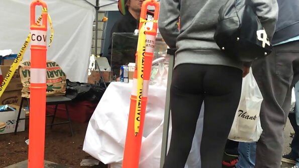 La naiba cu stewardesa sexy aplecată asupra unui scaun de primă clasă
