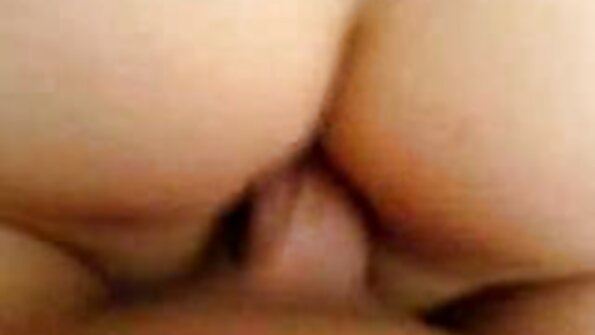 Câteva lesbiene fac un trio pe canapea cu un tip