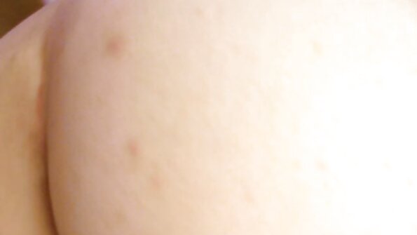 O brunetă fierbinte cu sâni naturali este în genunchi și dă o mufă