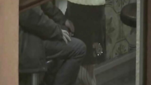 Formele uleiate de curvă brunetă merită atenția tânărului nenorocit