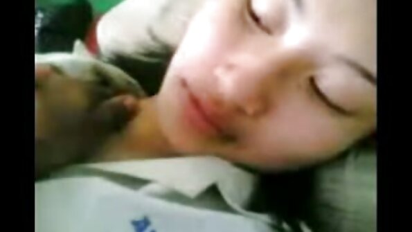Bruneta asiatică se bucură de sexul oral cu bărbatul ei