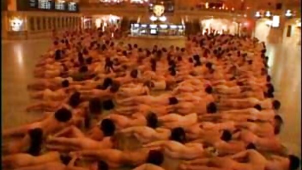 O fată înnebunește în timp ce face sex la cățeluș pe pat