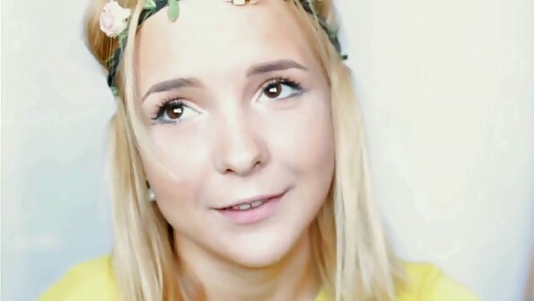 O blondă cu pielea palidă primește o pula în interiorul păsăricii
