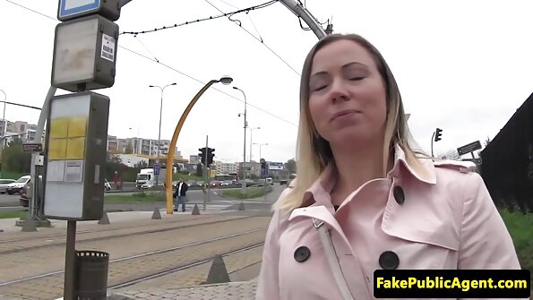 Bănuță milf fierbinte își învață fiica vitregă o lecție sexy