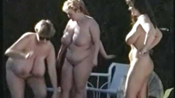 Servitoarea sexy se alătură acțiunii sexuale a unui cuplu căsătorit în dormitor