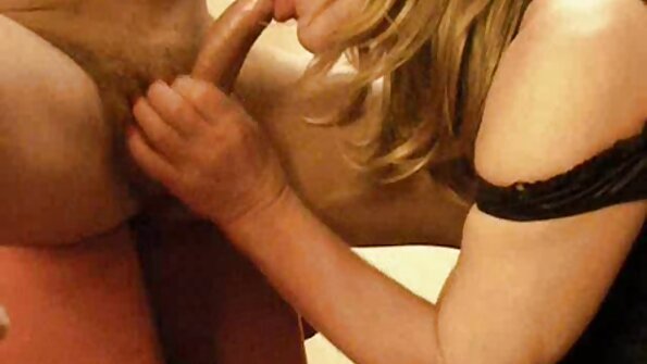 Femeia încearcă să geme în liniște în timpul născutului și creampie