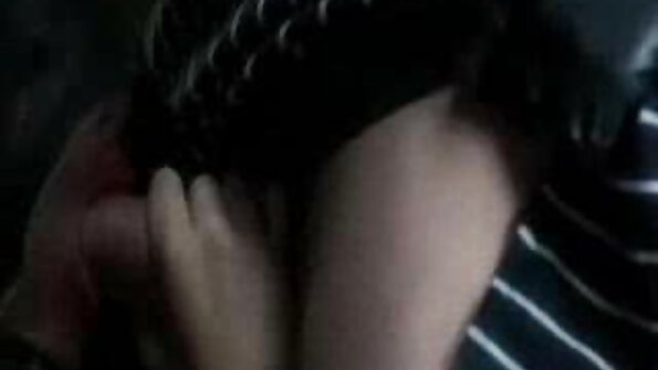 O brunetă căreia îi place sexul anal este futută foarte tare