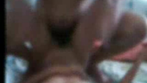 Un tip cu un penis negru uriaș se îndreaptă cu o blondă fierbinte